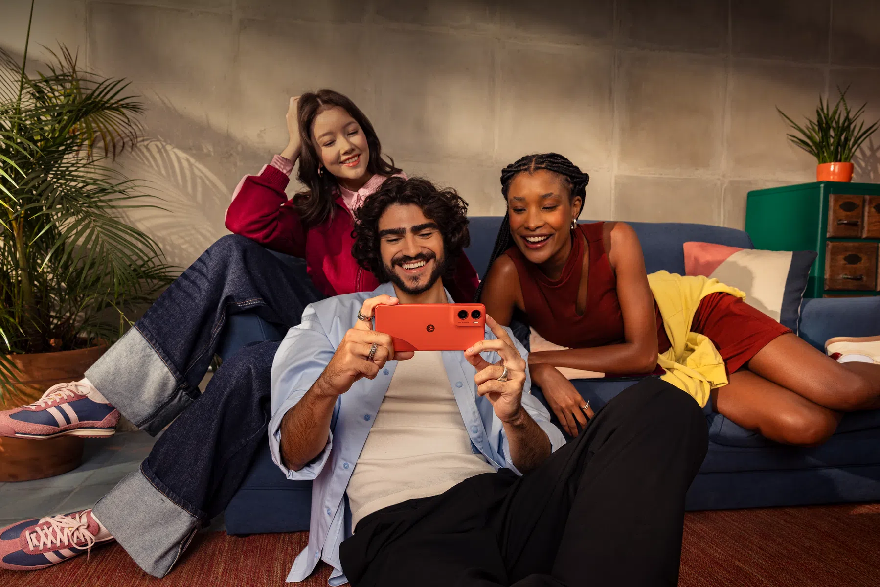 Mensen kijken naar de Motorola G06 Power